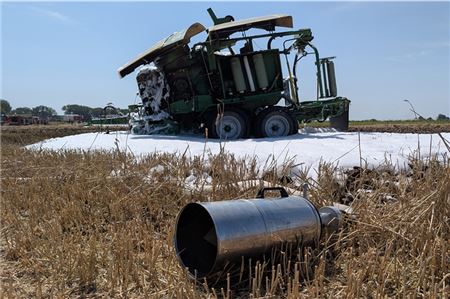 Die Ballenpresse ist auf dem Feld vollständig ausgebrannt.
