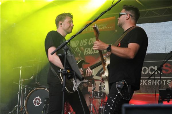 Die Band RockShots sorgt für gute Laune bei den feiernden Besuchern.