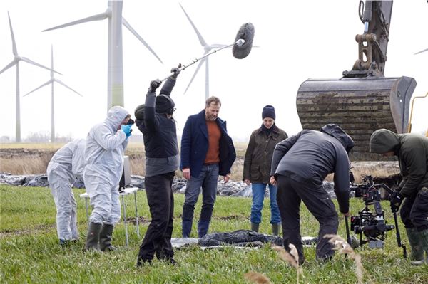 Die Berliner Filmfirma Schiwago sucht für den neuen Film Ostfriesensturm von Klaus-Peter Wolf eine Assistenz für die Set-Requisite sowie einen Set-Runner. Wer ausreichend Zeit und Interesse hat, darf sich auf tiefe Einblicke in eine Filmproduktion freuen – so wie hier vor einem Jahr bei den Dreharbeiten für Ostfriesenschwur und Ostfriesenfluch in Neßmersiel. Archivfoto: Sandra Hoever