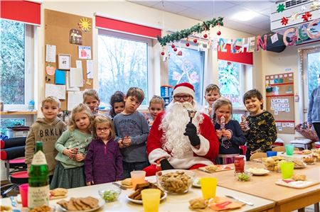 Die Blitzgruppe lud den Weihnachtsmann an ihren Frühstückstisch.