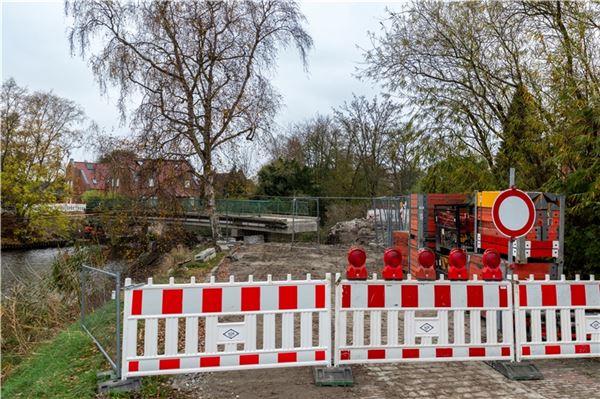 Die Brücke über das Neue Greetsieler Sieltief wird etwas später fertig als geplant. Foto: Meret Edzards-Tschinke