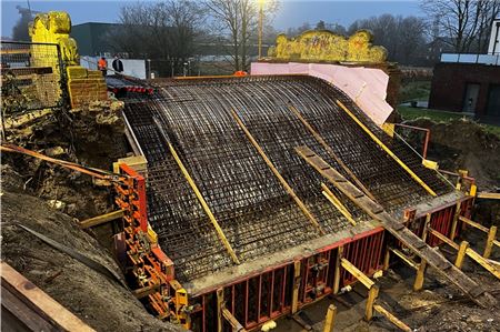 Die Brücke über dem Fridericussiel wird saniert. Kommende Woche soll der Beton das Bauwerk wieder in Form bringen.