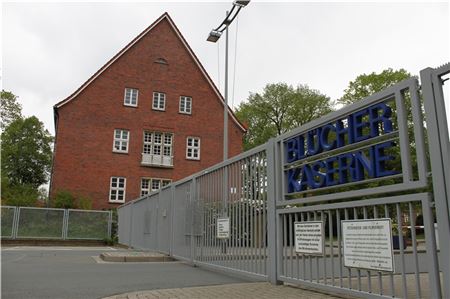 Die Bundeswehr hat die Blücher-Kaserne in Sandhorst 2013 aufgegeben. Heute leben hier etwa 700 Migranten. Foto: Werner Jürgens