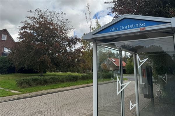 Die Bushaltestelle in der Alten Dorfstraße ist ein Umschlagplatz für viele Kinder und viele Schulen.