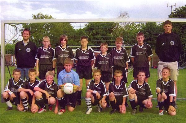 TuS Großheide feiert 70. Geburtstag Die D 1 Jugendmannschaft wurde in der Saison 2004/2005 Hallenkreismeister, Kreispokalsieger und Meister in der 1. Kreisklasse: (hintere Reihe v.l.) Trainer Heiko Janssen, André Meyer, Lasse Pfaff, Marcel Lohoff, Martin Schuster, Tammo Bents, Mathias Erdmann, Trainer Gerd Rosendahl, (knieend v.l.) Dennis Wilts, Stefan Fischer, Stefan Maas, Timo Steinborn, André Röpkes, André Peters, Marc-Luca Lemmer und Denis Buschmann.