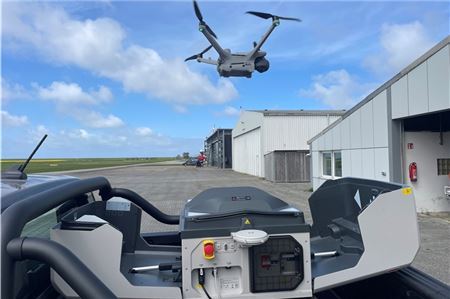Die Drohne startet am Flugplatz Norden-Norddeich aus ihrer Dockingstation. Nur 45 Sekunden nach dem Startbefehl kann das Fluggerät bereits in der Luft sein. Foto: Freiwillige Feuerwehr Norden