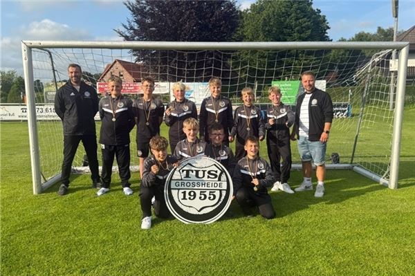 TuS Großheide feiert 70. Geburtstag Die E-Jugend Mannschaft des TuS Großheide: (hintere Reihe v.l.)Trainer Dennis Heyen, Hannes Hartmann, Jonas Janssen, Jamy-Lias France, Jan Slink, Malte Giesenberg, Lenyo de Groot und Trainer Jochen Giesenberg.