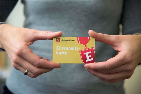 Die Ehrenamtskarte für Niedersachsen und Bremen. Archivbild