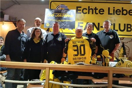 Die Ehrengäste aus Dortmund sowie der alte und neue Vorstand des BvB Fan-Clubs Norderney. Fotos: Jörg Valentin