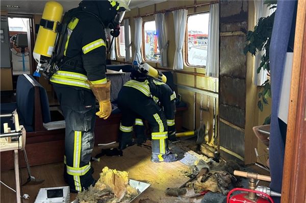 Die Einsatzkräfte arbeiteten auf der MS „Aegir“ unter Atemschutz.