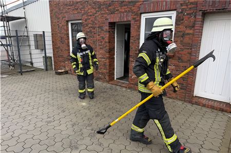 Die Einsatzkräfte überprüften die Örtlichkeit am Norddeicher Hafen nach einem nächtlichen Brand.
