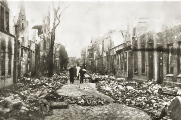 Veranstaltungen zum Kriegsende vor 80 Jahren am 8. Mai Die Emder Brückstraße nach dem großen Bombenangriff am 6. September 1944