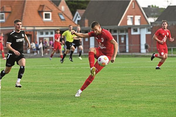 Die Entscheidung. Kapitän Jens Bakker traf zum Auswärtssieg des FC Norden in Middels. Foto: Ute Bruns