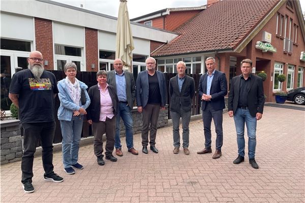Die erschienenen Workshop-Teilnehmer Ingo Weber (v. l.), Dorothea van Gerpen und Mareike Ziegler mit den Vertretern der Trägergesellschaft, Heiko Goldenstein, Dr. Jens Bräunlich, Dr. Friedemann Hopf, Dirk Balster und Dr. Dinse-Lambracht. Foto: Hauke Eilers-Buchta