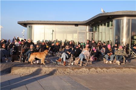 Die ersten wirklich warmen Sonnenstrahlen locken die Touristen an die Strände - oder ins Café, so wie hier auf Norderney.