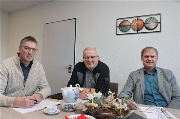 Die Fachbereichsleiter Joachim Betten (links) und Wilfried Müller sowie Bürgermeister Thomas Erdwiens (rechts) im Gespräch mit dem KURIER. Foto: Theo Gerken