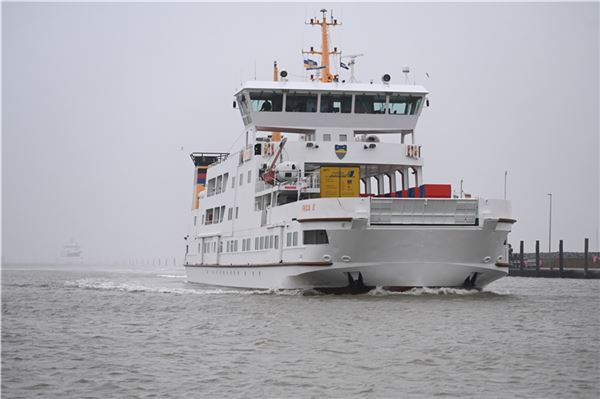Ausfälle im Fährverkehr zu den Ostfriesischen Inseln angekündigt Die Fähre Frisia II fährt in dem Hafen in Norddeich ein.