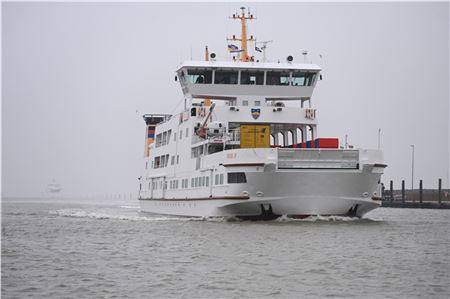 Die Fähre Frisia II fährt in dem Hafen in Norddeich ein.