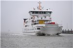 Die Fähre Frisia II fährt in dem Hafen in Norddeich ein.