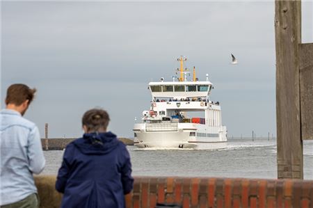 Die Fähren nach Juist und Norderney werden durch starken Ostwind ab Donnerstag varrieren; zum Teil fallen Fahrten aus.
