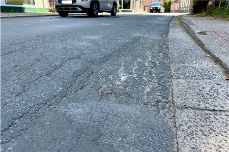 Die Fahrbahndecke der L3 in Pewsum wird saniert.