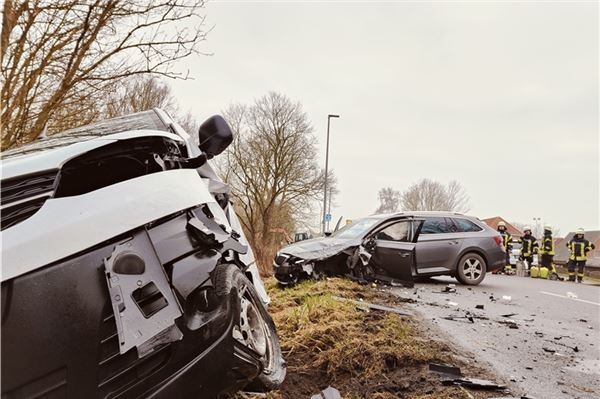 Die Fahrzeuge kollidierten vorne links.