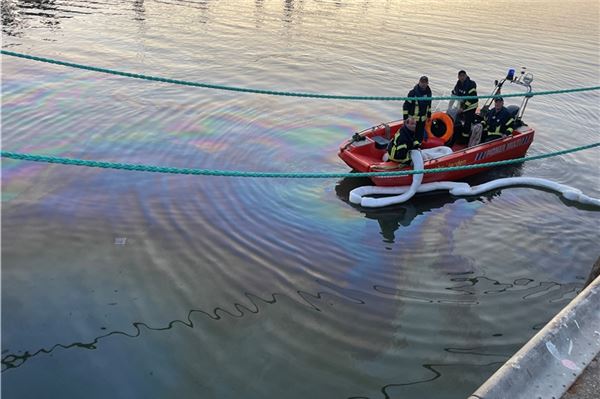 Die Feuerwehr brachte Ölsperren aus.