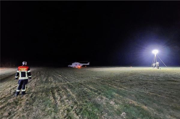 Feuerwehr Brockzetel leuchtet Landeplatz für Sea Lion aus