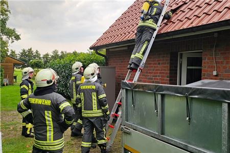 Die Feuerwehr Großheide wurde bei den Löscharbeiten vom Starkregen unterstützt und konnte sich daher auf Nachlöscharbeiten konzentrieren.