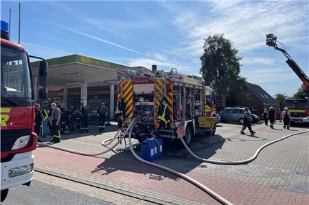 Die Feuerwehr konnte ein Übergreifen des Feuers auf das angrenzende Gebäude verhindern. 