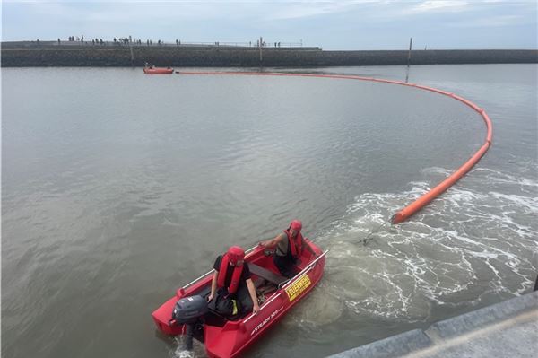 Die Feuerwehr legte Ölsperren aus, um eine Verbreitung des Öls auf dem Wasser zu verhindern.