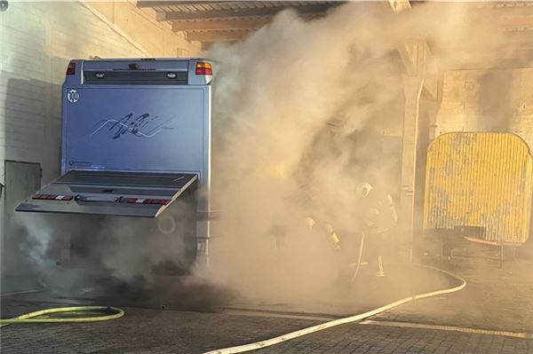 Die Feuerwehr löschte den Brand, das Wohnmobil wurde allerdings dennoch beträchtlich beschädigt.