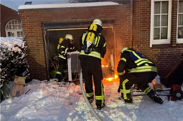 Die Feuerwehr musste am Dienstagnachmittag einen Brand in einer Garage in Norden löschen.