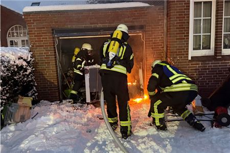 Die Feuerwehr musste am Dienstagnachmittag einen Brand in einer Garage in Norden löschen.