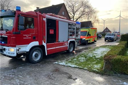 Die Feuerwehr musste in Cirkwehrum eine Tür öffnen - und fand eine tote Frau.