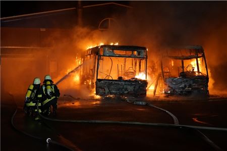 Die Feuerwehr musste in der Nacht zu Mittwoch in Pewsum zwei brennende Busse löschen.