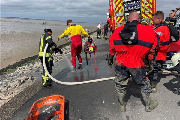 Rettungseinsatz im Watt bei Norddeich: Urlauberin versinkt im Schlick Die Feuerwehr reinigte zum Schluss ihr Material sowie Retter und Gerettete mit Wasser aus einem Löschfahrzeug.