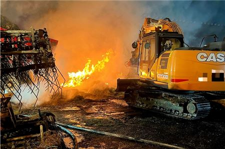Die Feuerwehr setzte bei den Löscharbeiten auch einen Bagger ein.