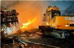 Die Feuerwehr setzte bei den Löscharbeiten auch einen Bagger ein.
