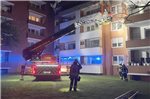Die Feuerwehr setzte eine Drehleiter ein, um die Menschen aus dem Gebäude zu retten. Foto: Feuerwehr Norden