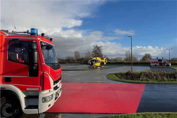 Die Feuerwehr sperrte das Areal zur Landung des Helikopters ab.