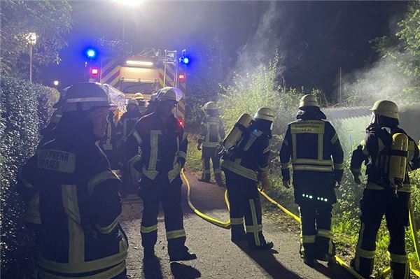 Norden: Schuppen gerät in Brand Die Feuerwehr bekämpft einen Schuppenbrand
