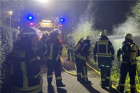 Die Feuerwehr bekämpft einen Schuppenbrand