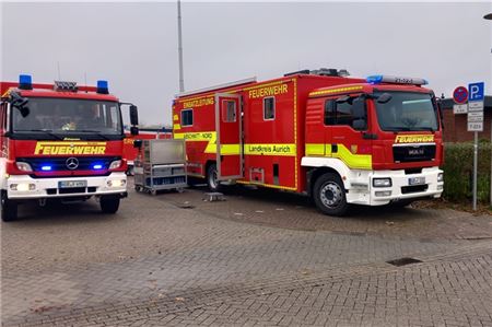 Die Feuerwehr verteilte sich an wichtigen Punkten in Norddeich und suchte im Umfeld nach dem Vermissten. Foto: Christian Schmidt