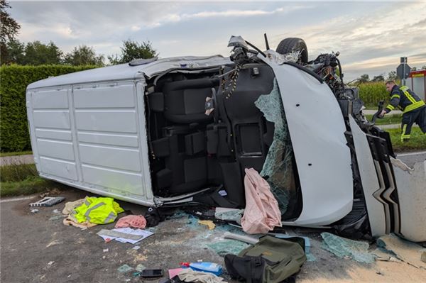 Zusammenstoß mit Trecker: Autofahrer muss von Feuerwehr befreit werden Die Feuerwehren Arle, Großheide und Westerholt wurden zu dem Unfall alarmiert.