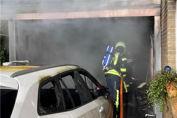 Die Feuerwehren hatten in der Nacht zu Dienstag alle Hände voll zu tun, den Brand in Wittmund zu löschen. Foto: Feuerwehr