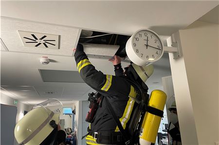 Die Feuerwehrleute überprüften auch die Zwischendecken, konnten aber keine Ursache für den merkwürdigen Geruch finden. 