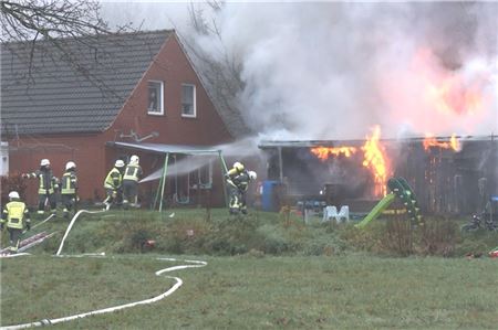 Die Flammen schlugen unter der Schuppendecke hervor.