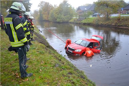 Die Freiwillige Feuerwehr holte den Skoda aus dem Kanal.