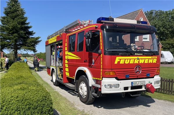 Die Freiwillige Feuerwehr kontrollierte die Brandstelle, die Eltern des kleinen Mädchens hatten das Feuer zuvor selbst löschen können.